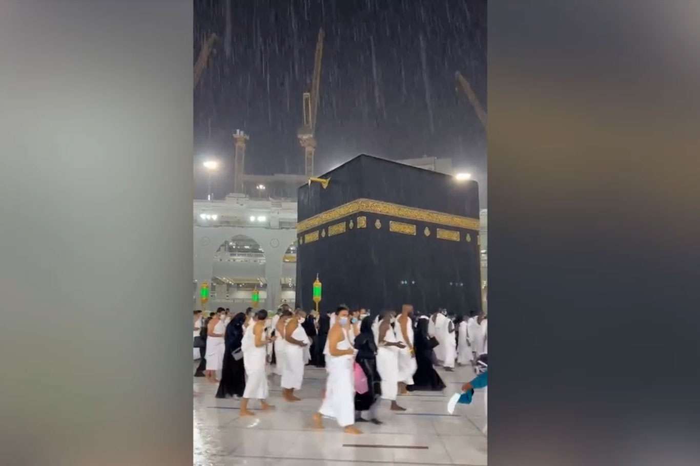 Pilgrims showered with rainfall during heavy rain in Mecca